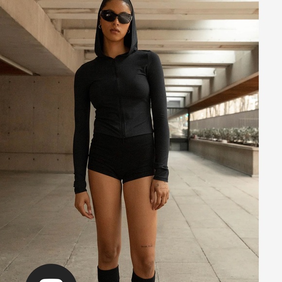 Oak & Fort
FITTED ZIP-UP HOODIE - Picture 2 of 9